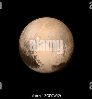 Pluto quasi riempie il quadro di questa immagine della Long Range Reconnaissance Imager (LORRI) a bordo della navicella spaziale New Horizons della NASA, adottata il 13 luglio 2015, quando la navicella era a 476,000 miglia (768,000 chilometri) dalla superficie. Questa è l’ultima e più dettagliata immagine inviata alla Terra prima dell’approccio più vicino della navicella spaziale a Plutone il 14 luglio. L'immagine a colori è stata combinata con le informazioni a colori a bassa risoluzione dello strumento Ralph acquisito in precedenza a luglio 13. Questa vista è dominata dalla grande e luminosa funzione chiamata informalmente "cuore", che misura approssimativamente Foto Stock