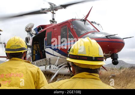 San Diego Fire-Rescue Copter 1 offloading vigili del fuoco selvaggi Foto Stock