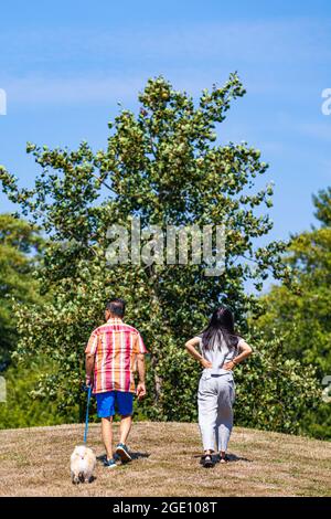 Coppia asiatica che cammina il loro cane a Steveston British Columbia Canada Foto Stock