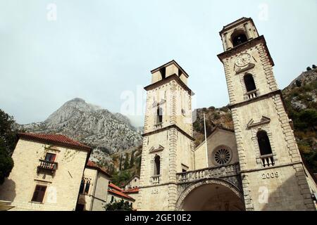 Cattedrale cattolica romana di San Trifone a Cattaro, Montenegro. Kotor fa parte del sito patrimonio dell'umanità dell'UNESCO. Foto Stock