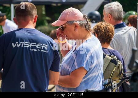 Londra, 15 agosto 2021. Una folla diversa ha partecipato alla demo di Cycle Show e-Bike ad Alexandra Palace, Londra. Una gamma di biciclette aziendali (incl Brompton, specializzata, Cannondale e Tern) erano disponibili per la prova su una pista per pendolari e mountain bike. Molti partecipanti hanno commentato che erano motivati ad andare senza auto, migliorare il loro tragitto e contribuire a un futuro ecologico ed ecologico. Credit: Bradley Taylor / Alamy Live News. Foto Stock