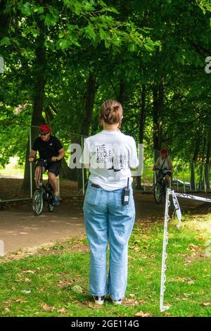 Londra, 15 agosto 2021. Una folla diversa ha partecipato alla demo di Cycle Show e-Bike ad Alexandra Palace, Londra. Una gamma di biciclette aziendali (incl Brompton, specializzata, Cannondale e Tern) erano disponibili per la prova su una pista per pendolari e mountain bike. Molti partecipanti hanno commentato che erano motivati ad andare senza auto, migliorare il loro tragitto e contribuire a un futuro ecologico ed ecologico. Credit: Bradley Taylor / Alamy Live News. Foto Stock