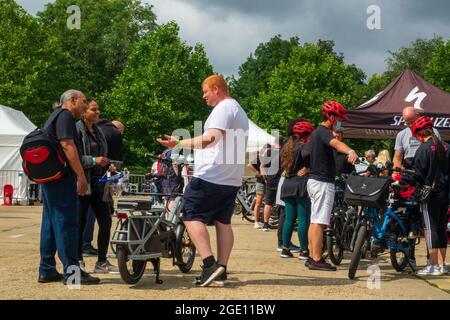 Londra, 15 agosto 2021. Una folla diversa ha partecipato alla demo di Cycle Show e-Bike ad Alexandra Palace, Londra. Una gamma di biciclette aziendali (incl Brompton, specializzata, Cannondale e Tern) erano disponibili per la prova su una pista per pendolari e mountain bike. Molti partecipanti hanno commentato che erano motivati ad andare senza auto, migliorare il loro tragitto e contribuire a un futuro ecologico ed ecologico. Credit: Bradley Taylor / Alamy Live News. Foto Stock