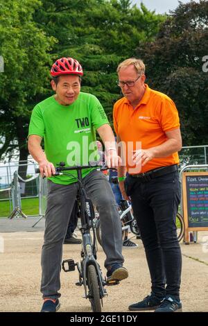 Londra, 15 agosto 2021. Una folla diversa ha partecipato alla demo di Cycle Show e-Bike ad Alexandra Palace, Londra. Una gamma di biciclette aziendali (incl Brompton, specializzata, Cannondale e Tern) erano disponibili per la prova su una pista per pendolari e mountain bike. Molti partecipanti hanno commentato che erano motivati ad andare senza auto, migliorare il loro tragitto e contribuire a un futuro ecologico ed ecologico. Credit: Bradley Taylor / Alamy Live News. Foto Stock