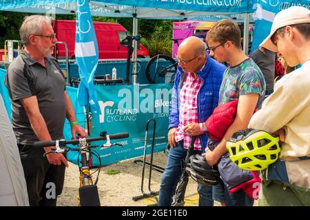 Londra, 15 agosto 2021. Una folla diversa ha partecipato alla demo di Cycle Show e-Bike ad Alexandra Palace, Londra. Una gamma di biciclette aziendali (incl Brompton, specializzata, Cannondale e Tern) erano disponibili per la prova su una pista per pendolari e mountain bike. Molti partecipanti hanno commentato che erano motivati ad andare senza auto, migliorare il loro tragitto e contribuire a un futuro ecologico ed ecologico. Credit: Bradley Taylor / Alamy Live News. Foto Stock