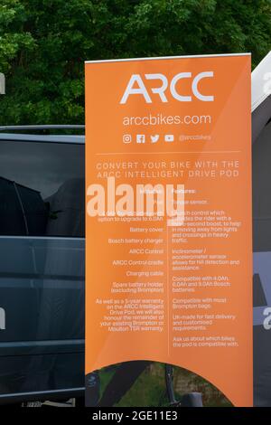 Londra, 15 agosto 2021. Una folla diversa ha partecipato alla demo di Cycle Show e-Bike ad Alexandra Palace, Londra. Una gamma di biciclette aziendali (incl Brompton, specializzata, Cannondale e Tern) erano disponibili per la prova su una pista per pendolari e mountain bike. Molti partecipanti hanno commentato che erano motivati ad andare senza auto, migliorare il loro tragitto e contribuire a un futuro ecologico ed ecologico. Credit: Bradley Taylor / Alamy Live News. Foto Stock