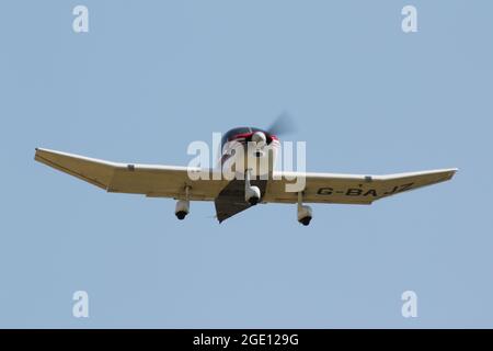 G-BAJZ, un Robin DR400/120 Dauphin 2+2 di proprietà e gestito dal Prestwick Flying Club, con arrivo all'aeroporto internazionale di Prestwick in Ayrshire Foto Stock