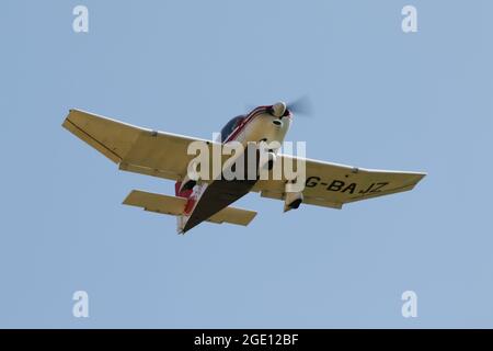 G-BAJZ, un Robin DR400/120 Dauphin 2+2 di proprietà e gestito dal Prestwick Flying Club, con arrivo all'aeroporto internazionale di Prestwick in Ayrshire Foto Stock