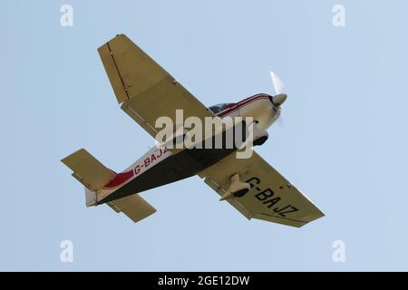 G-BAJZ, un Robin DR400/120 Dauphin 2+2 di proprietà e gestito dal Prestwick Flying Club, con arrivo all'aeroporto internazionale di Prestwick in Ayrshire Foto Stock