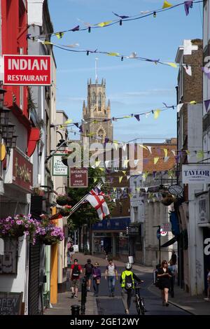 Ramsgate High Street con la torre ovest di St Georges Martire sullo sfondo Ramsgate Inghilterra UK Foto Stock