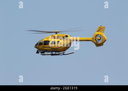 G-ISAS, un Airbus Heicopters H145 gestito da Gama Aviation per lo Scottish Air Ambulance Service, presso l'aeroporto di Prestwick in Ayrshire, Scozia. Foto Stock