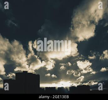 Skyline della città con il cielo nuvoloso al tramonto Foto Stock