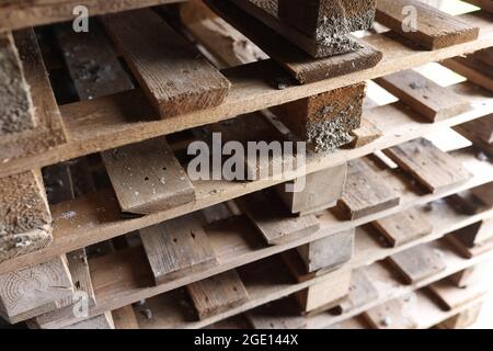 Vecchi pallet di legno accatastati uno sopra l'altro closeup Foto Stock