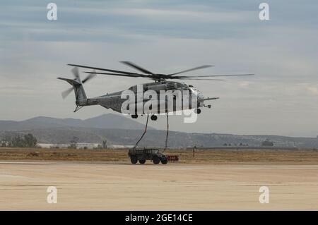 USMC CH-53E Super Stallion imposta un HUMMVEE sul bersaglio nella LZ Foto Stock