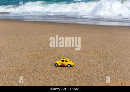 Vista dall'alto del coleottero giallo Volkswagen in metallo sulla spiaggia, Skikda, Algeria. Foto Stock