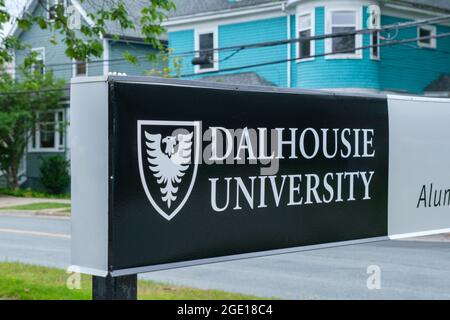 Halifax, Canada - 9 agosto 2021: Cartello dell'Università di Dalhousie Foto Stock