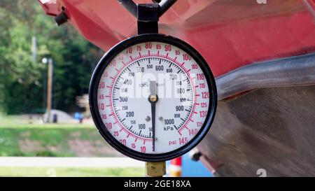 Un manometro carburante che si aggancia al cofano di una vettura Foto Stock