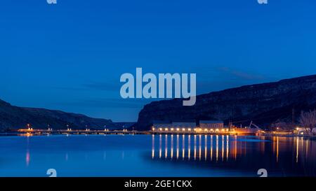 Le luci di una diga si riflettono nelle acque del fiume Snake Idaho Foto Stock