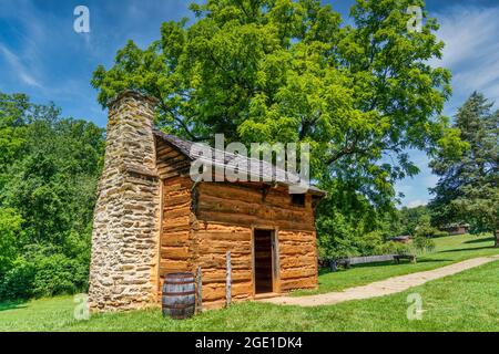 La Kitchen Cabin dove il Booker T. Washington visse come schiavo al Monumento Nazionale dello Stoker T. Washington a Hardy, Virginia. Foto Stock