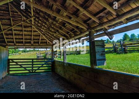 L'area di tenuta coperta del fienile del cavallo al Monumento Nazionale di Booker T. Washington in Hardy, Virginia. Foto Stock