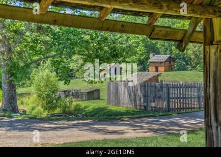 La cabina della cucina e l'area del bestiame dal fienile del cavallo al Monumento Nazionale di Booker T. Washington in Hardy, Virginia. Foto Stock