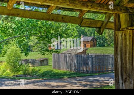 La cabina della cucina e l'area del bestiame dal fienile del cavallo al Monumento Nazionale di Booker T. Washington in Hardy, Virginia. Foto Stock