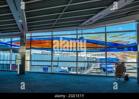 Passeggeri in attesa nell'atrio del terminal per Southwest Airlines all'aeroporto internazionale di Baltimora-Washington. Foto Stock