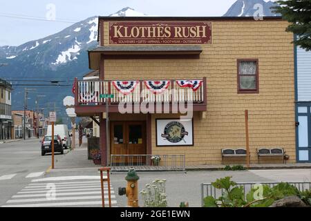 Klothes Rush nella storica Skagway e vari edifici in città Foto Stock