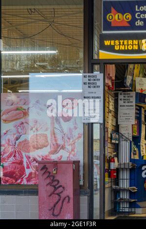 Toronto, Ontario, 2020 novembre - un avviso all'ingresso di un minimarket che avvisa i clienti di indossare la maschera per essere ammessi all'interno Foto Stock