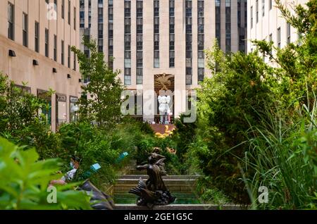 New York, Stati Uniti. 15 agosto 2021. Il 11 agosto, il Rockefeller Center ha presentato una nuova commissione intitolata "Share", una scultura di Kaws al Rockefeller Center's Center Plaza fino all'ottobre 2021. (Foto di Ryan Rahman/Pacific Press) Credit: Pacific Press Media Production Corp./Alamy Live News Foto Stock