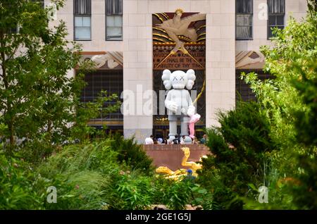 New York, Stati Uniti. 15 agosto 2021. Il 11 agosto, il Rockefeller Center ha presentato una nuova commissione intitolata "Share", una scultura di Kaws al Rockefeller Center's Center Plaza fino all'ottobre 2021. (Foto di Ryan Rahman/Pacific Press) Credit: Pacific Press Media Production Corp./Alamy Live News Foto Stock