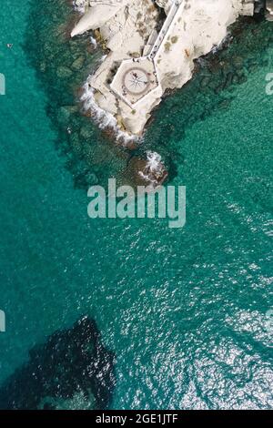 Benidorm. 15 agosto 2021. Foto aerea scattata il 15 agosto 2021 mostra la scena del balcone del Mediterraneo a Benidorm, Spagna. Credit: Meng Dingbo/Xinhua/Alamy Live News Foto Stock