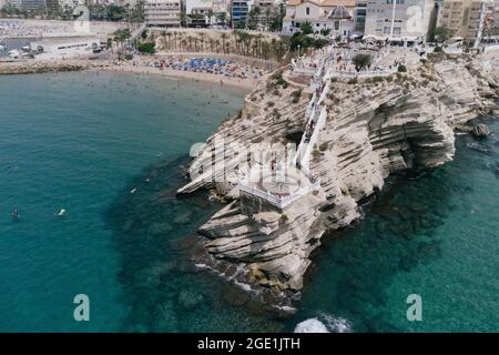 Benidorm. 15 agosto 2021. Foto aerea scattata il 15 agosto 2021 mostra la scena del balcone del Mediterraneo a Benidorm, Spagna. Credit: Meng Dingbo/Xinhua/Alamy Live News Foto Stock