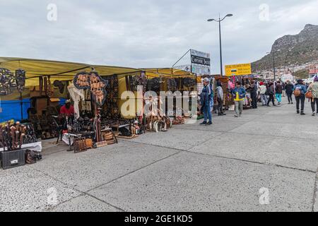 Bancarelle di fortuna sul lungomare di Hout Bay fuori dalla città di Città del Capo, Sud Africa. Foto Stock