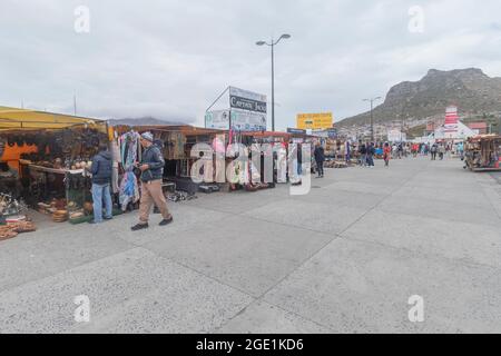 Bancarelle di fortuna sul lungomare di Hout Bay fuori dalla città di Città del Capo, Sud Africa. Foto Stock
