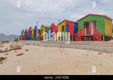 Colorati Muizenberg Beach Huts a Muizenberg Beach a False Bay of Cape Peninsula vicino a Città del Capo, Sudafrica. Foto Stock