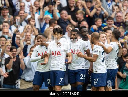 Londra, Regno Unito. 15 agosto 2021. Son Heung-min di Tottenham Hotspur (2° L) festeggia con i compagni di squadra dopo aver segnato la partita della Premier League inglese tra Tottenham Hotspur e Manchester City allo stadio Tottenham Hotspur di Londra, Gran Bretagna, il 15 agosto 2021. Credit: Sr/Xinhua/Alamy Live News Foto Stock