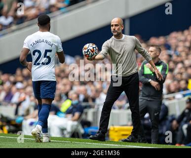 Londra, Regno Unito. 15 agosto 2021. Il manager di Manchester City Pep Guardiola consegna il pallone al Tottenham Hotspur's Japhet Tanganga durante la partita della Premier League inglese tra Tottenham Hotspur e Manchester City al Tottenham Hotspur Stadium di Londra, Gran Bretagna, il 15 agosto 2021. Credit: Sr/Xinhua/Alamy Live News Foto Stock