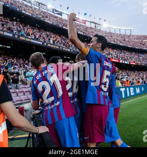 Barcellona, Spagna. 15 agosto 2021. I giocatori di Barcellona festeggiano un gol durante una partita di calcio della lega spagnola tra il FC Barcelona e il Real Sociedad a Barcellona, in Spagna, il 15 agosto 2021. Credit: Joan Gosa/Xinhua/Alamy Live News Foto Stock