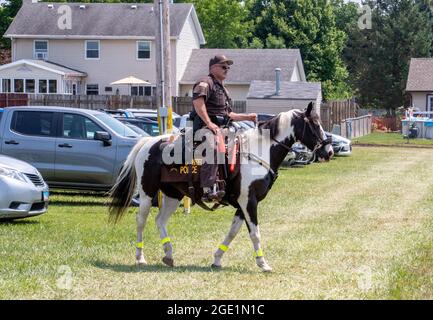 South Bend IN USA Luglio 10 2021: La polizia a cavallo dirige il traffico alla fiera della contea Foto Stock