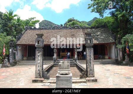 Re imperatore Dinh Tien Hoang Tempio e Nhat Tru Pagoda di Hoa Lu antica capitale per i vietnamiti viaggio visita rispettare pregare in Truong Yen villag Foto Stock