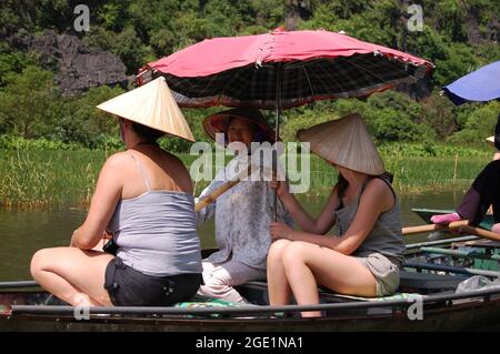 I vietnamiti e i viaggiatori stranieri viaggiano visita e gita in barca Tam Coc Bich Dong o Halong Bay sulla terra e Ngo fiume Dong e grotta di limesto Foto Stock