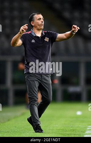 Torino, Italia. 15 agosto 2021. Fabio Pecchia, capo allenatore del Cremonese statunitense, reagisce durante la partita di calcio della Coppa Italia tra il Torino FC e il Cremonese statunitense. Credit: Nicolò campo/Alamy Live News Foto Stock