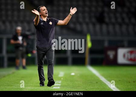 Torino, Italia. 15 agosto 2021. Fabio Pecchia, capo allenatore del Cremonese statunitense, reagisce durante la partita di calcio della Coppa Italia tra il Torino FC e il Cremonese statunitense. Credit: Nicolò campo/Alamy Live News Foto Stock