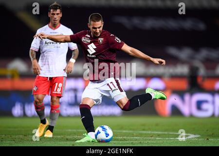 Torino, Italia. 15 agosto 2021. Marko Pjaca del Torino FC calcia il pallone durante la partita di calcio Coppa Italia tra Torino FC e US Cremonese. Credit: Nicolò campo/Alamy Live News Foto Stock