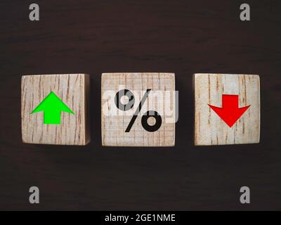 Business, tasso d'interesse finanziario e ipoteca concetto di tassi. Primo piano simbolo percentuale con icona rossa di diminuzione e freccia verde di aumento che simboleggia o Foto Stock