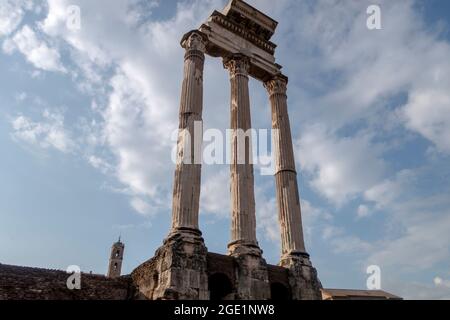 Il Foro di Cesare (costruito vicino al Forum Romanum a Roma nel 46 a.C.) e il Tempio di Venere Genitrice, Fori Imperiali, Roma Foto Stock