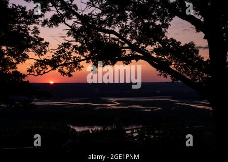 Ammira il tramonto al Wyalusing state Park, affacciato sulla confluenza dei fiumi Wisconsin e Mississippi Foto Stock