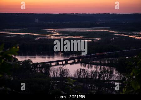 Ammira il tramonto al Wyalusing state Park, affacciato sulla confluenza dei fiumi Wisconsin e Mississippi Foto Stock