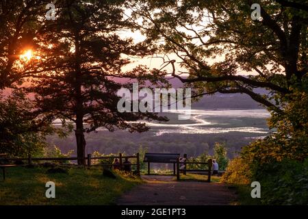 Ammira il tramonto al Wyalusing state Park, affacciato sulla confluenza dei fiumi Wisconsin e Mississippi Foto Stock